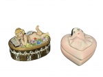 PORCELANA e FAIANÇA, lote com duas (2) caixas porta joias, sendo: A) 1 confeccionada em porcelana na tonalidade branca, decorada por folhagens em vasta douração, encimado por querubim e elementos florais em relevo e policromia, quebra na asa e pequenos bicados nas flores, medindo 11x15x10cm e B) 1 confeccionada em faiança vitrificada com pintura rosada e figura de Pierrot em relevo, apresentando bicados na tampa, medindo 10x13x13cm.