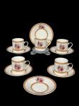 PORCELANAS, cinco (5) xícaras para café com seus respectivos pires, confeccionadas em porcelana na tonalidade branca, decoradas por faixas na cor rose com guirlanda de folhagens em ouro, pintura de cena galante e flores e folhagens em policromia, medindo 5,5x7x5cm.