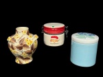 PORCELANA e FAIANÇAS, lote com três (3) peças, sendo: A) WEISS, um (1) vaso confeccionado em faiança vitrificada na tonalidade creme, decorada por flores e folhagens em policromia com leves bicados na borda, medindo 17cm de altura, B) um (1) pote com tampa com rosto de Papai Noel em relevo confeccionado em faiança vitrificada na tonalidade branca, apresentando leves bicados e marcas do tempo interna, medindo 11x12cm e C) SCHMIDT, 1 pote para algodão confeccionado em porcelana com esmaltagem na tonalidade azul, decorado por flores e folhagens em policromia, medindo 14x11cm.