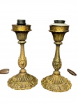 ABAJURES, par (2) de abajures para uma lâmpada confeccionado em bronze com corpo balaustre cinzelado em elementos vegetalistas, caneluras e folhagens, borda em recortes, ausência da cúpula, medindo 27cm de altura.