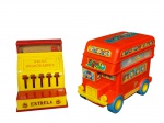 BRINQUEDOS, lote com duas (2) peças, sendo: A) ESTRELA, uma (1) caixa registradora em plástico rígido nas tonalidades amarela e vermelha, acompanhando fichas na cor vermelha e branca, apresentando quebra na lateral, medindo 15,5x13x13cm e B) 1 TOUR BUS, confeccionado em plástico rígido nas tonalidades vermelha e amarela, alimentação a pilha, não testado e sem garantia de funcionamento, medindo 17,5x23x12cm.