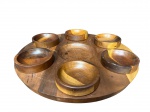 DIVERSOS, uma (1) grande petisqueira giratória confeccionada em madeira de tonalidades distintas, acompanha 6 bowls removíveis e cavidade central para molhos, medindo 9x46cm.