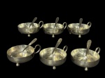 METAL PRATEADO, seis (6) taças para sobremesa com suas respectivas colheres confeccionadas, alça e cabo cinzelado por folhagens, acondicionada em estojo original com desgastes, medindo 5x11x8cm.