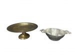 METAL PRATEADO, lote com duas (2) peças, sendo: A) 1 fruiteira confeccionada em alumínio com alças laterais no feitio de frutos em relevo e recortes, medindo 9,5x33x21cm e B) 1 prato para bolo de pé confeccionado em metal espessurado a prata com falhas no banho, medindo 13x32,5cm.
