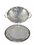 METAL PRATEADO, lote com duas (2) peças,, sendo: A) 1 bandeja oval confeccionada em metal espessurado a prata com bordas em recortes e alças vazadas, medindo 50,5x32cm e B) 1 travessa redonda confeccionada em aço inox com borda decorada em caneluras, fitas e rosinhas, medindo 34cm.