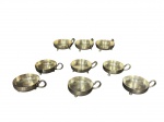 METAL PRATEADO, nove (9) taças para sobremesa confeccionados em metal espessurado a prata, ambas com alças laterais cinzeladas em folhagens, 1 modelo com pés em efera e 1 com pés curvos, medindo 4,5x11x8,5cm e 4x11,5x8,5cm.