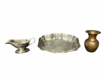 METAL PRATEADO e BRONZE INDIANO, lote com três (3) peças, sendo: A) WOLFF, 1 molheira confeccionada em metal espessurado a prata com borda cinzelada em caneluras e fitas cruzadas, medindo 19x19x8,5cm, B) EBERLE, 1 travessa oval com borda recortada, apresentando ranhuras, medindo 30x20cm e C) 1 vaso balaustre confeccionado em bronze indiano com cinzelado de elementos florais, medindo 14x9,5cm.