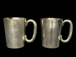 METAL PRATEADO, duas (2) canecas confeccionadas em metal espessurado a prata da manufatura BEL PRATA, medindo 11,5x13x9cm, 1 alça com pequenas mossas.