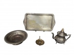 METAL PRATEADO, lote com quatro (4) peças confeccionadas em metal espessurado a prata, de modelos, tamanhos e decorações distintas, sendo: A) 1 bule para chá, cinzelado de elementos vegetalista e pega da tampa em bilro escalonado, medindo 17x19x8cm, B) 1 castiçal palmatória no feitio de concha, falhas na prateação, medindo 4x12x9cm, C) 1 fruteira com falhas na prateação, medindo 6x21,5cm e D) 1 bandeja retangular com cinzelado de elementos vegetalistas, apresenta sinais de oxidação e falhas na prateação, medindo 36,5x20cm.