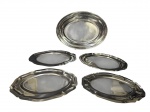 METAL INOX, cinco (5) travessas ovais confeccionadas em aço inox de 3 modelos distintos, medindo 47x34cm, 40x27cm, 41x28cm, 38x24,5cm e 34,5x21,5cm.