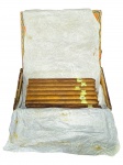 DIVERSOS, lote com sete (7) charutos da marca TRINDAD (originados em 1969 como presentes diplomáticos de elite, disponíveis ao público apenas a partir de 1998), acondicionados em caixa adaptada com marcas do tempo.