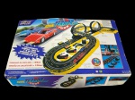 BRINQUEDO, uma (1) pista de autorama vintage da linha Super Speed, modelo Dare Devil Terror Turn, famoso por sua pista de alta performance com mais de 7 metros de percurso e a impressionante curva em espiral "Terror Turn" que desafia a gravidade, acondicionado em caixa original, vendido no estado da foto, não testado e sem garantia de funcionamento.