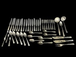 FAQUEIRO - Parte de um faqueiro com (67) peças confeccionado em metal prateado da manufatura Gomes Inox , sendo (A) - 19  facas para jantar , (B) - 14 garfos de jantar , (C) - 19 colheres de sopa , (D) - 9 colherzinhas de chá e (E) - 6 peças para servir , sendo (A) - 2 conchas , uma com modelo diferente , (B) - 1 colher de arroz , (C) - 1 garfo trinchante e (D) - 2 espátulas para peixe
