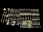 FAQUEIRO - (1) Faqueiro com (107) peças confeccionado em metal prateado Alpaca da manufatura Wolff  , sendo (A) - 8 facas para jantar , (B) - 10 garfos de jantar , (C) - 11 facas para sobremesa  , (D) - 10 garfos para sobremesa , (E) - 10 colheres de sopa (F) - 6 colheres para sobremesa , (G) - 10 colheres de chá , (H) - 12 colheres de cafezinho (I) - 12 facas de peixe (J) - 12 garfos de peixe , (K) 6 peças de servir : (A) - 1 garfo tricnhante , (B) - 1 espátula e 1 garfo para peixe  (C) - 1 garfo e 1 colher para salada em chifre (marcas do tempo e trincado) , (D) - 1 - concha para molho