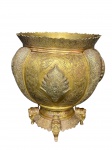 BRONZE ORIENTAL, um (1) grande cachepot, confeccionado em bronze, ricamente cinzelada por elementos florais, vegetalistas, figuras e elementos geométricos, gomos e florões relevados, apoada sobre quatro pés representando carrancas, saia e borda em recortes, apresentando rachadura, medindo 33x26cm.