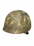 MILITARIA, um (1) capacete militar histórico, modelo M1, padrão utilizado pelas Forças Armadas Brasileiras por mais de 50 anos, desde o final da Segunda Guerra Mundial até meados da década de 1990. O conjunto inclui o casco externo e a icônica cobertura em tecido com o padrão de camuflagem "Lizard" (Lagarto), pequenos desgastes no tecido e almofada interna solta, medindo 15x27x22cm.