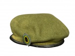 MILITARIA, uma (1) boina verde-oliva de fabricação francesa original da marca Bakarra, linha Grand Lure. Esta linha é famosa por utilizar materiais nobres e processos de fabricação tradicionais da região basca, distintivo metálico do Exército Brasileiro, apresenta sinais de uso, tamanho 58cm.