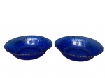 VIDROS, par (2) de saladeiras confeccionadas em vidro na tonalidade azul da manufatura COLOREX, borda moldada em gomos e ondulações, medindo 6,5x24,5cm.