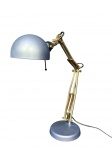 LUMINÁRIA, uma (1) luminária de mesa para uma lâmpada com estrutura metálica e articulável, base circular e cúpula esmaltada na tonalidade azul, sinais de oxidação nas molas, funcionando e com fiação nova, medindo 52cm de altura.