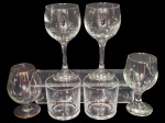 <b>VIDROS</b>, lote com seis (6) peças confeccionadas em vidro translucido com gravação de marcas de bebidas distintas, sendo 3 taças para vinho, 1 taça para coquetel e 2 copos para whisky (1 apresentando bicado), maior peça medindo 17,5x8cm e menor 8x8cm.