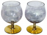 VIDRO - (2) Taças para conhaque cofeccionadas em vidro nacarado dos anos 60 , apoiado sobre base circular com vasta douração , medida : 13 x 7 cm