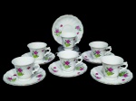 PORCELANAS, seis (6) xícaras para café com seus respectivos pires confeccionados em porcelana na tonalidade branca moldada em gomos torcidos com pintura de flores e folhagens em policromia e borda filetada em ouro, medindo 5,5x7,5x6cm.