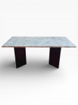 MOBILIARIO, uma (1) mesa de jantar com tampo em mármore de tonalidade clara e desenho salpicado, apoiado sobre duas bases laterais igualmente em mármore escuro, formando conjunto de linhas retas e composição sóbria, medindo 79x180x89cm, PEÇA PESADA, RETIRADA NA RUA TONELERO EM COPACABANA.