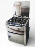 ELETRODOMÉSTICO, um (1) fogão de piso da marca Electrolux, com cinco (5) bocas, mesa em vidro temperado preto, tampa basculante em vidro, acabamento em tom metálico, forno duplo, painel frontal com comandos laterais e visor digital central, funcionando, sinais de uso, porém, em bom estado, medindo 96x76x67cm. RETIRADA NA RUA TONELERO EM COPACABANA.