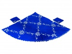 CAMA, MESA & BANHO, conjunto para mesa, composto por uma (1) toalha de mesa redonda e dois (2) guardanapos, em tecido azul com decoração floral vazada ou aplicada em branco, apresentando bordas recortadas, leves marcas de guardado, muito bem conservada, toalha medindo 175cm e guardanapos 32x32cm.