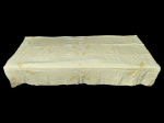 CAMA, MESA & BANHO, uma (1) toalha de mesa retangular, em tecido amarelo, com bordados  floral estilizada distribuída pelo campo e bordas, apresenta pequenas manchas e ínfimos furadinhos, medindo 175 x 202 cm