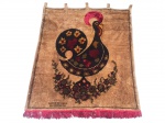 TAPEÇARIA, uma (1) tapeçaria representando Galo de Barcelos, medindo 114x98cm.