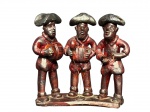 ARTE POPULAR, um (1) grupo escultórico confeccionado em barro cozido representando musicos nordestinos com patina na tonalidade marrom, medindo 14x14cm, apresenta quebra na mão, assinado MARIA.