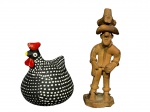 ESCULTURAS, lote com duas (2) peças, sendo: A) 1 escultura confeccionada em barro cozido representando trabalhador, assinado na base DOZE, apresenta colados, medindo 15cm de altura e B) 1 escultura confeccionada em estuque representando galinha da angola, medindo 10x9cm.