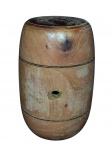 DIVERSOS, um (1) tonel/barril confeccionado em madeira clara torneada, corpo liso, decorado por faixas horizontais em baixo relevo, furo na parte superior e na parte lateral, medindo 25x14cm.