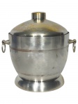 <b>METAL PRATEADO</b>, um (1) balde de gelo confeccionado em metal espessurado a prata, alças em argola, bojo em frisos torcidos, isopor na parte interna com marcas do tempo, apresentando falhas na prateação, medindo 23x22x19cm.