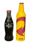 COLECIONISMO, duas (2) garrafas de coleção, sendo: A) 1 garrafa Coca-Cola em vidro, modelo clássico contour, capacidade 237 ml, com logotipo branco em serigrafia e tampa metálica original. Peça amplamente reconhecida como ícone do design industrial do século XX, muito procurada por colecionadores de memorabilia publicitária e B) 1 garrafa Skol em aluminio esmaltado na cor amarela, capacidade 473 ml, com grande grafismo vermelho em forma de seta e inscrição SKOL  cerveja pilsen. Exemplar de forte apelo visual, representativo da identidade gráfica da marca nas décadas finais do século XX. Ambas com líquido, porém, sem garantia de integridade.