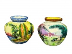 FAIANÇAS, dois (2) vasos confeccionados em faiança vitrificada com pintura de paisagens em policromia, ambos marcados no fundo com inscrição BRASIL, 1 com falhas na esmaltagem da borda e 1 com quebra no corpo, medindo 7,5x5cm.