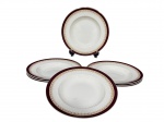 ALFREAD MEAKIN (Inglaterra, 1875-1970), oito (8) pratos fundos confeccionados em faiança inglesa na tonalidade branca, decorados por faixa na tonalidade vinho, guirlanda floral em tom marrom e filete em ouro, 2  apresentam leves marcas do tempo, e 1 bicado, medindo 22,5cm.