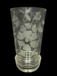 VIDRO, um (1) vaso confeccionado em vidro translucido com decoração floral em tom fosco e base em gomos, medindo 22x12cm.