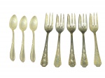 METAL PRATEADO, lote com oito (8) peças confeccionadas em metal espessurado a prata, sendo: A) 5 garfos para bolo da manufatura WOLFF, cabo cinzelado por arabescos, e B) 3 colheres para café da manufatura EBERLE, cabo cinzlado por caneluras, finalizado por folhagens.