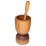 DIVERSOS, um (1) grande pilão confeccionado em madeira clara, apresenta grande fissura na base, acompanha soquete, medindo 42x24cm e soquete 50cm de comprimento.