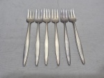Jogo de 6 garfos de sobremesa em prata 90 England Elkington. Medindo 17,5cm de comprimento.