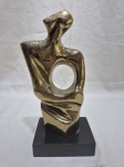 Linda escultura de metal dourado com base em mármore. Medindo 22cm de altura. Com marcas do tempo.