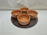 Jogo de 4 cumbucas em cerâmica com suporte em madeira. Medindo a cumbuca 10,5cm x 5cm de altura, suporte 27cm de diâmetro.