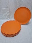 Jogo de 6 pratos rasos de mesa em melanina Goyana Laranja. Medindo 25cm de diâmetro.