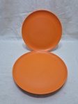 Jogo de 5 pratos rasos de mesa em melanina Goyana Laranja. Medindo 25cm de diâmetro.