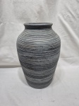 Lindo vaso, floreira bojudo em cerâmica com pintura cinza. Medindo 20cm de bojo x 31cm de altura.