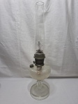 Lindo lampião à querosene em vidrão moldado com acabamento em metal prateado. Medindo 15cm bojo x 62cm de altura total.