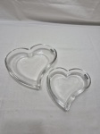 Par de petisqueiras na forma de coração em grosso vidro da loja Bianco & Nero. Medindo o maior 19cm x 19cm x 4cm de altura.
