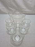 Lote de bowl em cristal lapidado com 6 cumbucas em vidro lapidado. Medindo o bowl 29cm x 10cm de altura, cumbuca 10,5cm x 7cm de altura.